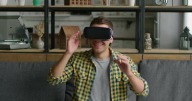 Adam nefes kesen 360 video izliyor, evde sanal gerçeklik kulaklık giyiyor