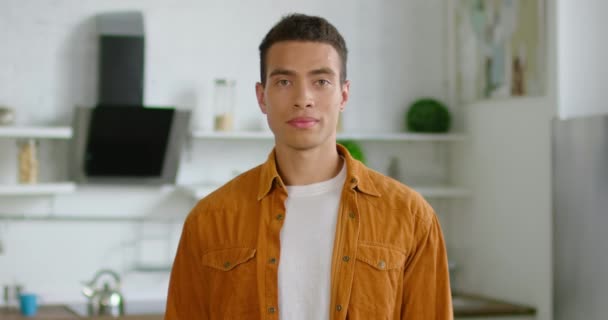 Retrato de homem hispânico bonito na cozinha — Vídeo de Stock