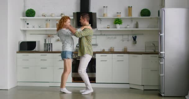 Jong stel is dansen en plezier hebben in de keuken — Stockvideo