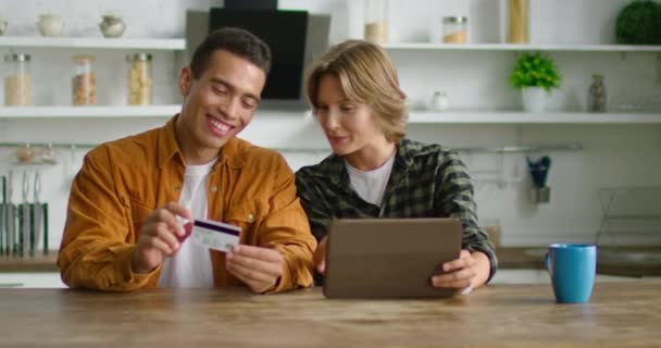 Feliz jovem casal misto está comprando online — Vídeo de Stock