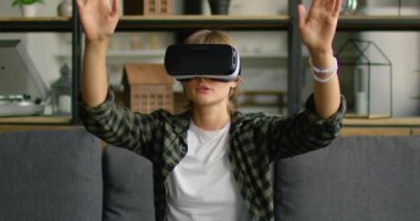 Genç kadın sanal gerçeklik kulaklıkları 360 video izliyor