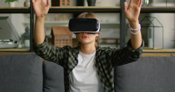 Mujer joven está viendo 360 vídeo en auriculares de realidad virtual — Vídeo de stock