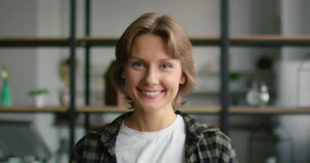 Retrato de una joven mujer alegre, sonriendo a la cámara — Vídeos de Stock