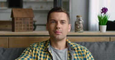 Genç adam tv izleyerek evde rahatlatıcı, yakın