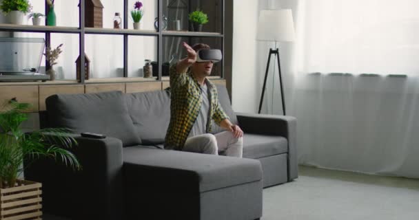 Homem gosta de 360 vídeo, vestindo fone de ouvido realidade virtual em casa , — Vídeo de Stock
