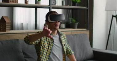 Adam sanal gerçeklikten etkilendi, evde vr kulaklık takıyor