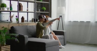 Genç çift vr kulaklıklar etkileyici 360 video izlemek