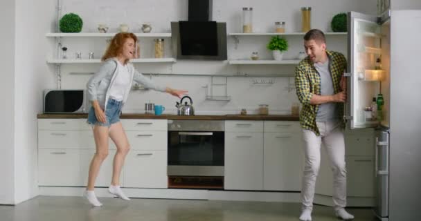 Jong stel heeft plezier in de keuken, dansen en onderhoudend — Stockvideo