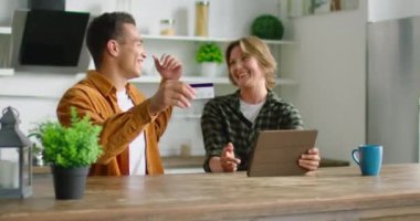 Genç karışık ırk çift online satın alma kutlamak