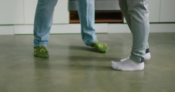 Gros plan pieds féminins et mâles, jeune couple danse dans la cuisine — Video