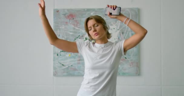 Jeune femme d'humeur romantique danse sur le lit, gros plan — Video