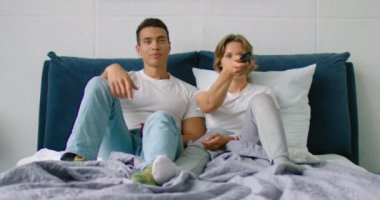 Genç karışık ırk çift Tv'de izlemek için bir şey arıyor