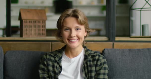 Portrait of young woman, laughing at camera — Stock Video