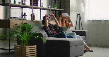 Genç Çift Vr Kulaklık Koyar, Zevk 360 Video