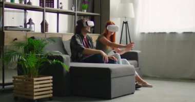 Genç Çift Evde Vr Kulaklık Tries