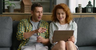 Çift, tablet bilgisayar kullanarak online satın alma yapmak, süper bir indirim elde