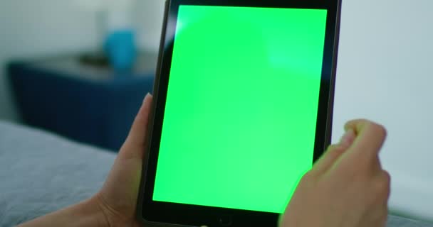 Mãos femininas segurando computador tablet com tela verde — Vídeo de Stock