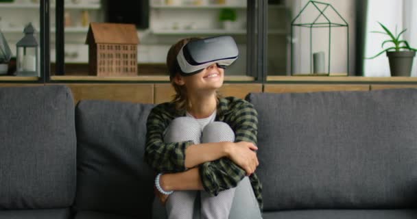 Jonge vrouw maakt gebruik van Virtual Reality headset thuis — Stockvideo