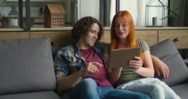 Genç aile birlikte öğe seçerek, online alışveriş yapıyor
