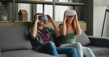 Genç Çift Vr Kulaklık Koyar, 360 Video İzlemeye Başlayın