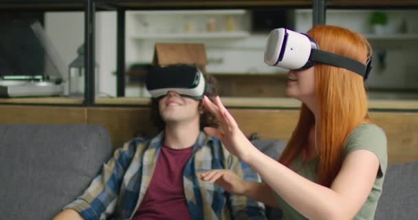 Νεαρό ζευγάρι δοκιμάζει VR ακουστικά στο σπίτι — Αρχείο Βίντεο