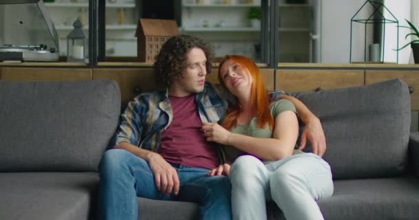 La mujer joven y el hombre se relajan y sueñan en el sofá en casa — Vídeos de Stock