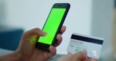 Chroma Anahtar ve Kredi Kartı ile Akıllı Telefon Tutan Kadın Eller