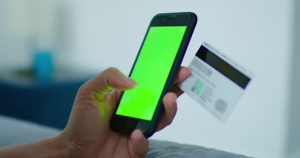 Smartphone med Chroma nyckel i kvinnlig hand, suddig kreditkort — Stockvideo