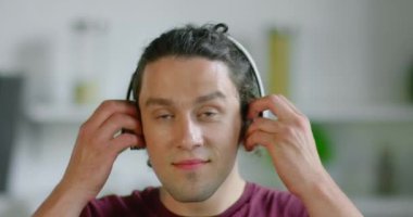 Genç Adam Kablosuz Kulaklığı Takıyor, Müzik Keyfi