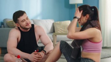 Antrenmandan sonra genç adam ve kadın