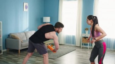 Genç Çift Eğitimden Sonra Flört Ediyor