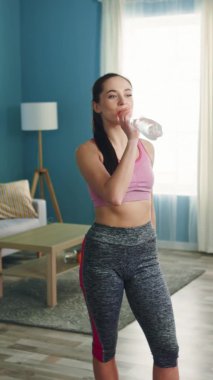 Genç Sıska Kadın Dikey Potrait