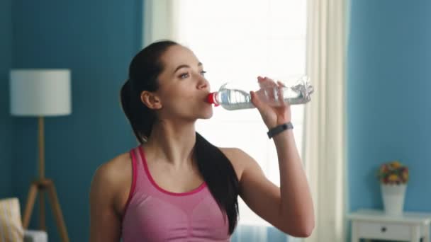 Portret zdrowej kobiety Woda pitna w domu — Wideo stockowe