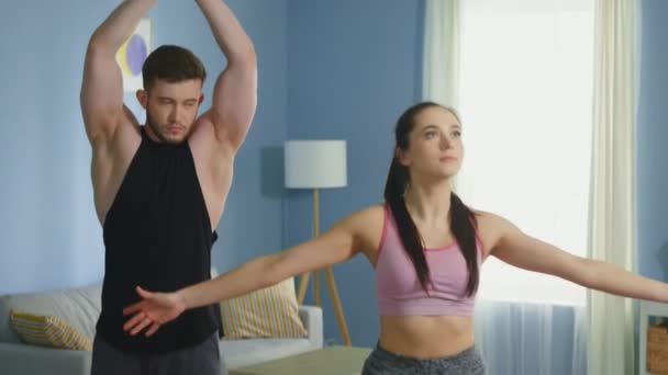 Hombre y mujer se preparan para practicar yoga matutino — Vídeo de stock