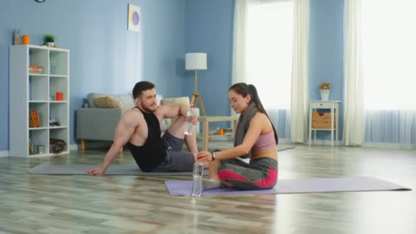 Donna e uomo si rilassano dopo il fitness — Video Stock