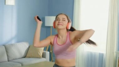 Pretty Woman dans ediyor ve evde eğleniyor.