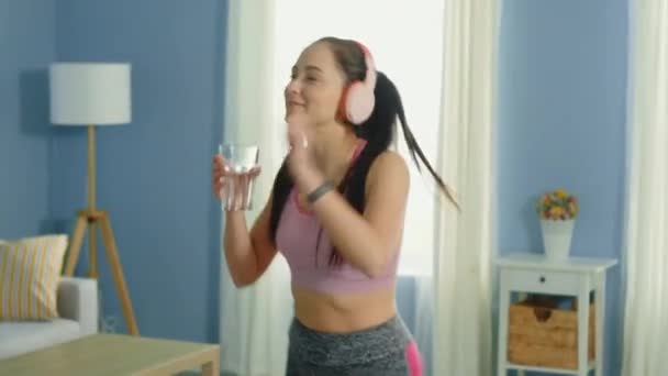 Mujer joven está celebrando entrenamiento matutino — Vídeo de stock