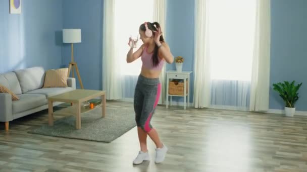 Junge fröhliche Frau tanzt Morgenroutine — Stockvideo