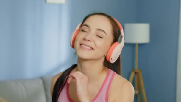Perempuan Muda Menikmati Musik di Headset Nirkabel — Stok Video