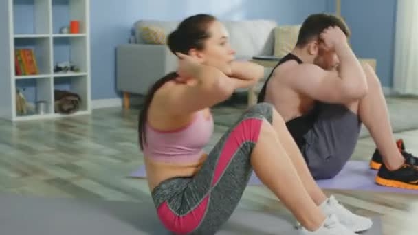Unga par gör Belly Workout tillsammans — Stockvideo