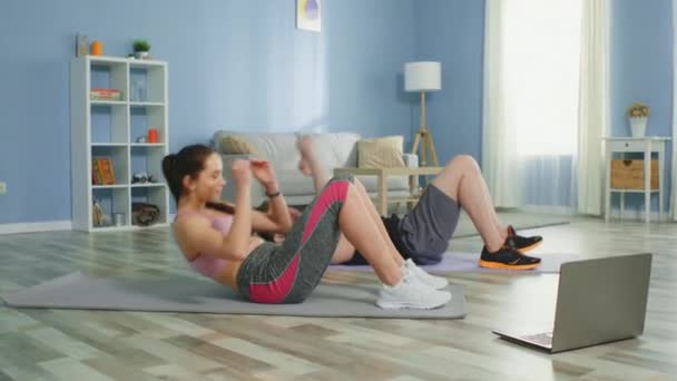 Young Man and Woman Do Abdominal Crunches — Stock Video