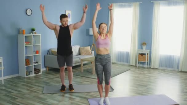 Homem e mulher tentam manter o equilíbrio fazendo a dose da árvore do ioga — Vídeo de Stock