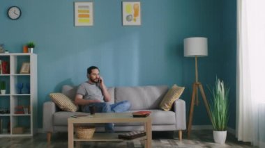 Adamın Bir Telefon Görüşmesi Var