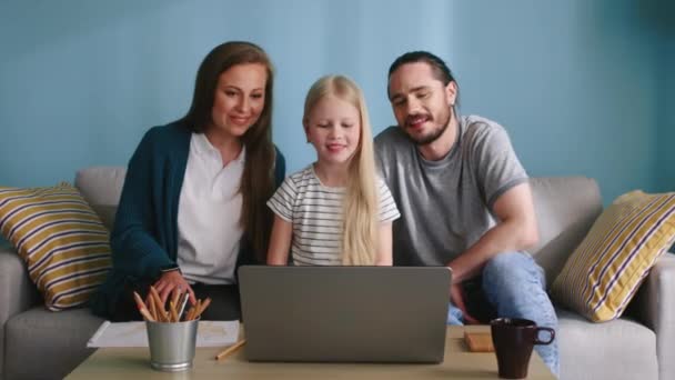 Familia tiene una videollamada a través de la aplicación — Vídeos de Stock