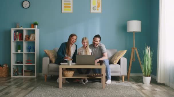 Lycklig familj har online-konversation — Stockvideo