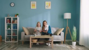 Anne ve Kızı Video Oyunları Oynarken Eğleniyor
