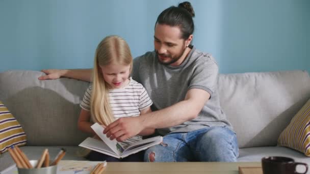 Pequeña chica es tachonado con su papá — Vídeos de Stock