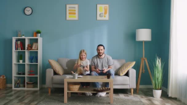 Pappa och dotter spelar TV-spel tillsammans — Stockvideo