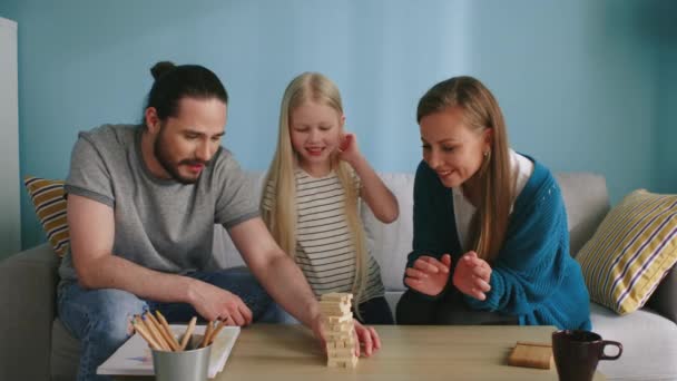 Vriendelijke familie heeft plezier spelen Jenga thuis — Stockvideo