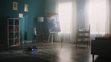 Ortasında tuval olan Modern Ressam Atölyesi